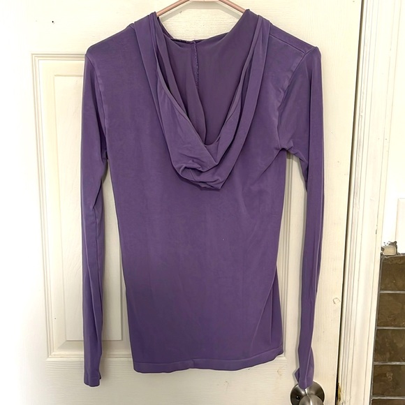 Women’s xs/s purple work out attire hoodie with cut out thumb holes - Picture 2 of 3